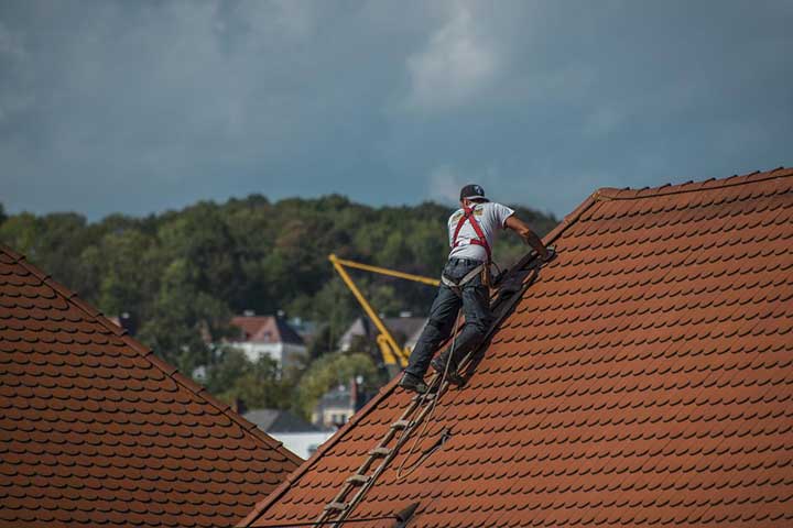 Why You Should Hire a Local Roof Repair Contractor in Huntsville?